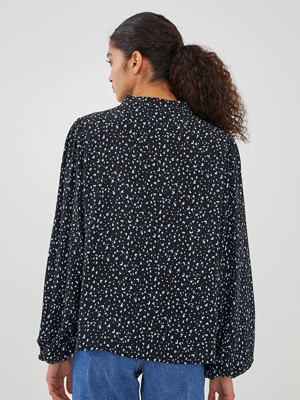 Siyah Bağlamalı Yaka Desenli Uzun Kollu Viskon Kadın Bluz-4