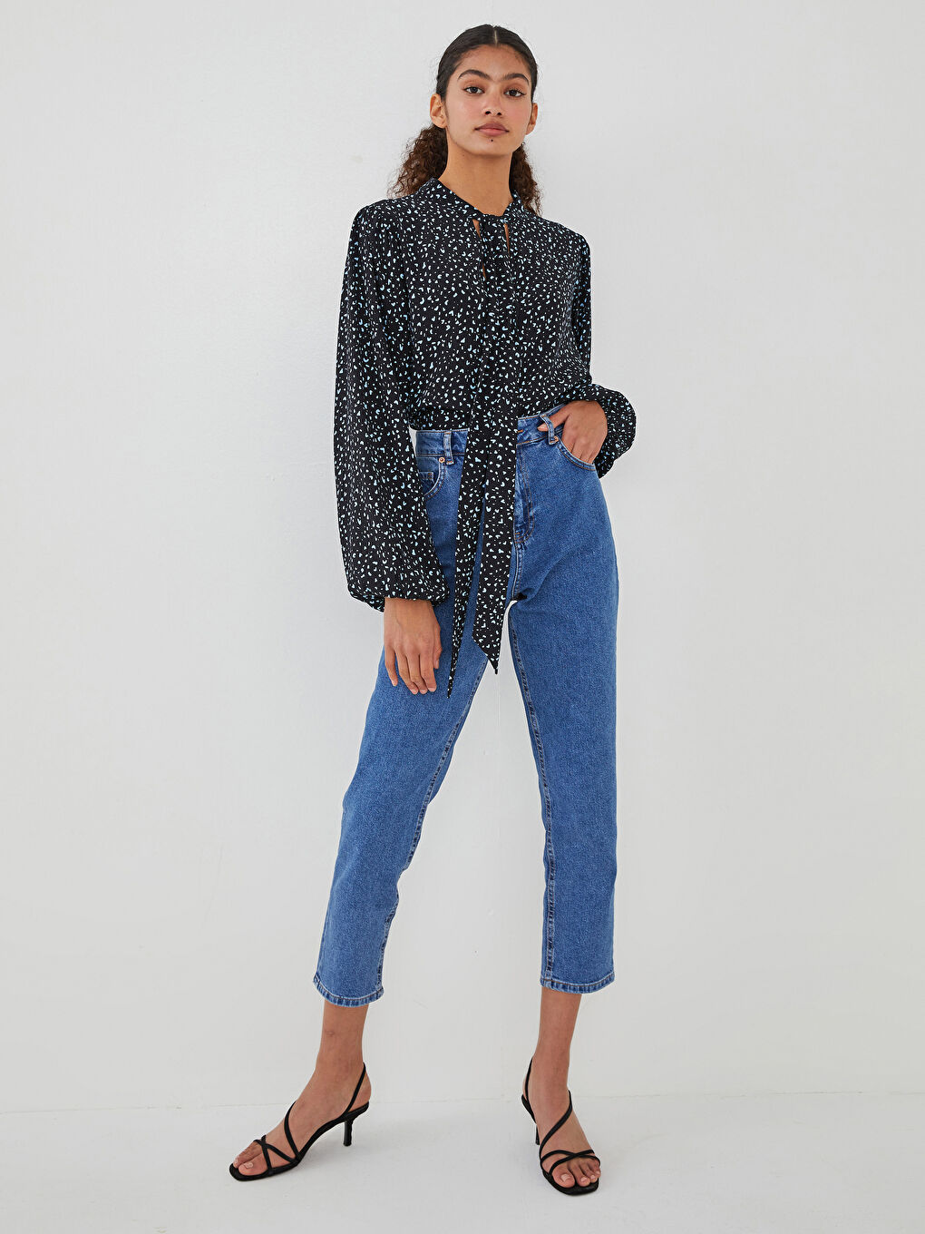 Siyah Bağlamalı Yaka Desenli Uzun Kollu Viskon Kadın Bluz-5