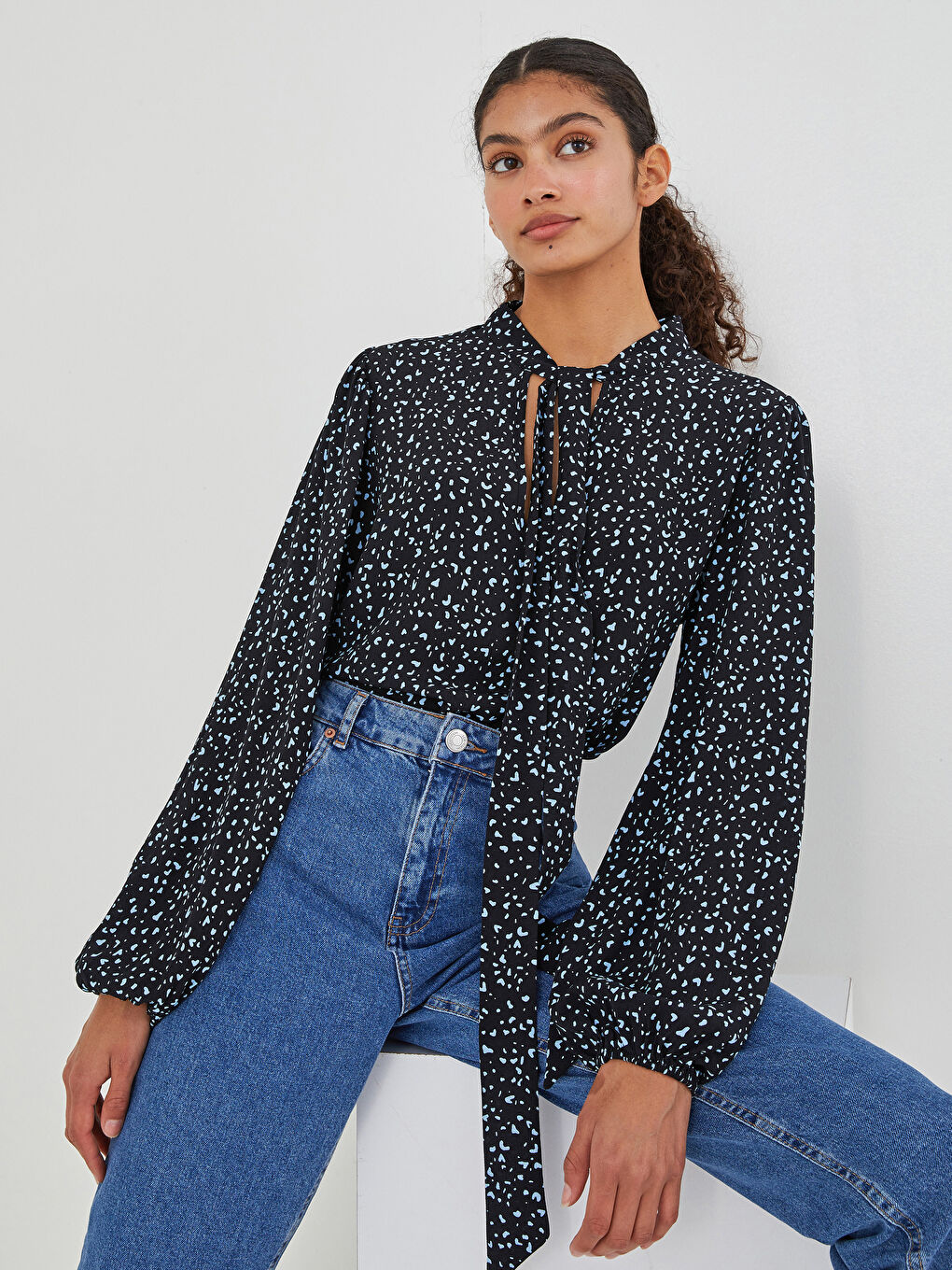 Siyah Bağlamalı Yaka Desenli Uzun Kollu Viskon Kadın Bluz