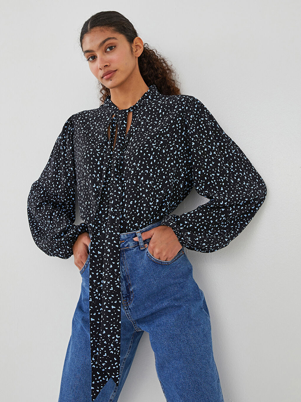 Siyah Bağlamalı Yaka Desenli Uzun Kollu Viskon Kadın Bluz-1