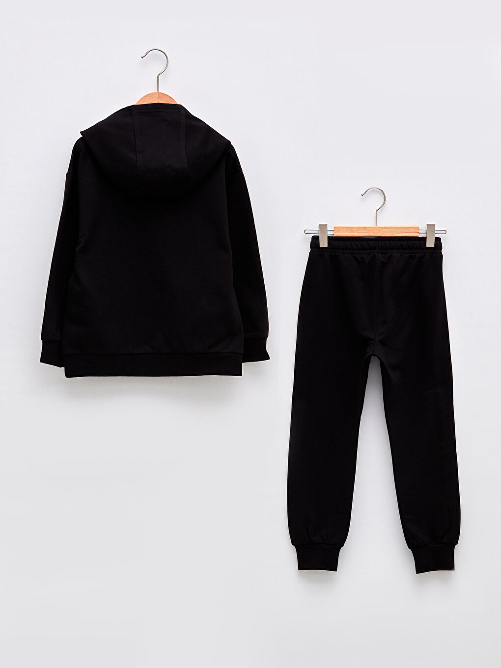 سويت شيرت ولادي بأكمام طويلة مطبوعة بغطاء للرأس وبنطلون رياضي-1