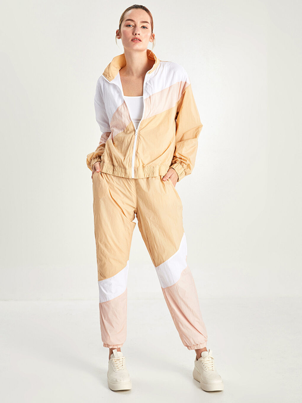 Женщины Бежевый Пальто-2