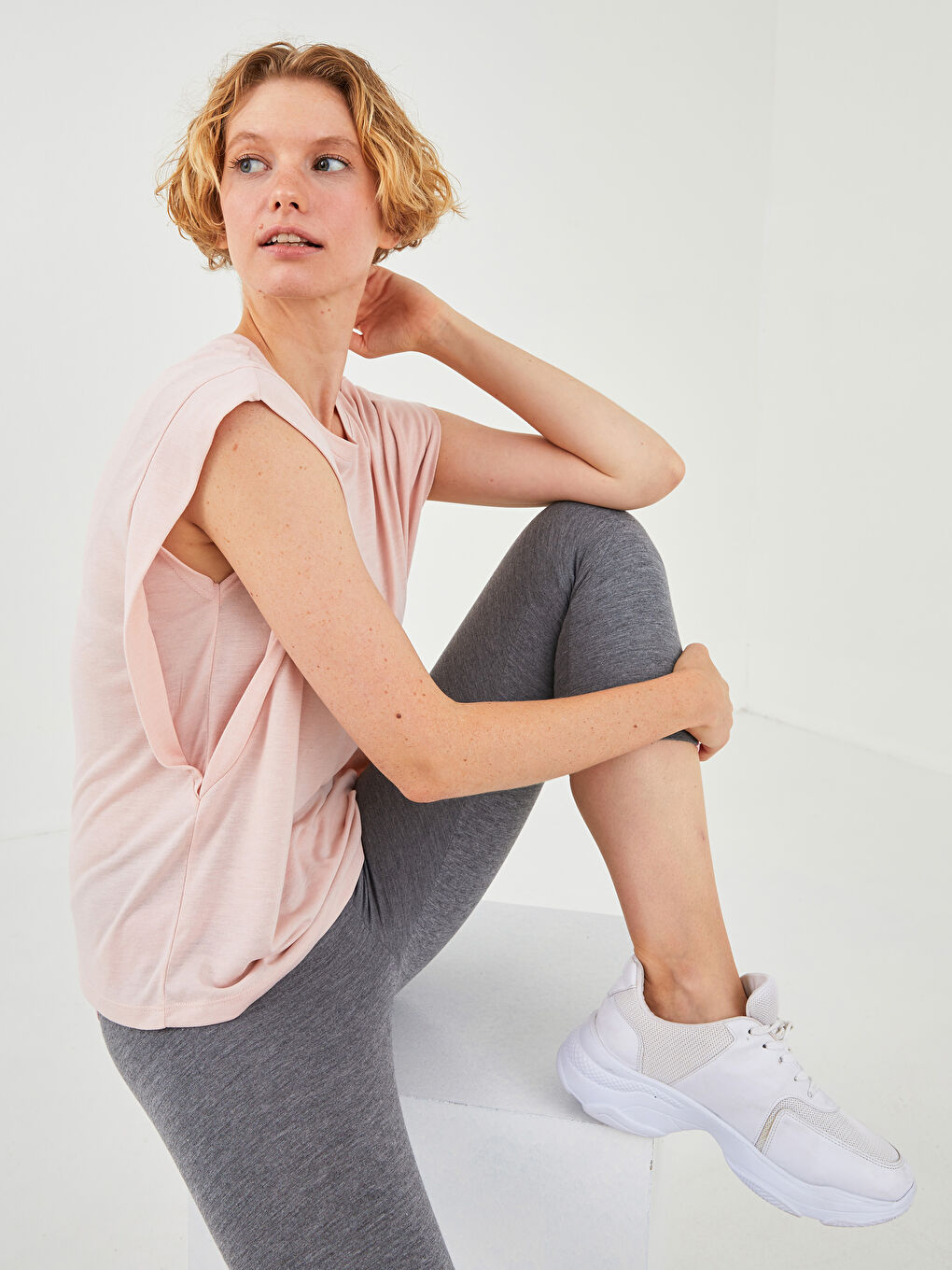 تیشێرتی وەرزشی بێ قۆڵ سادە یه‌خه‌ خڕ بۆ ژنان