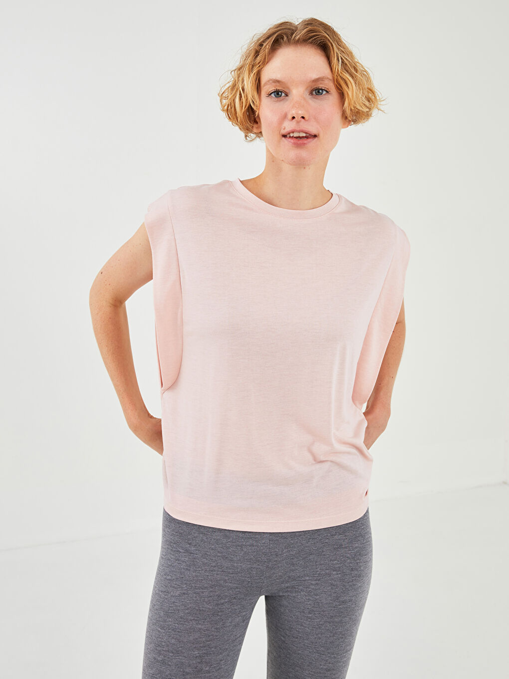 تیشێرتی وەرزشی بێ قۆڵ سادە یه‌خه‌ خڕ بۆ ژنان-1