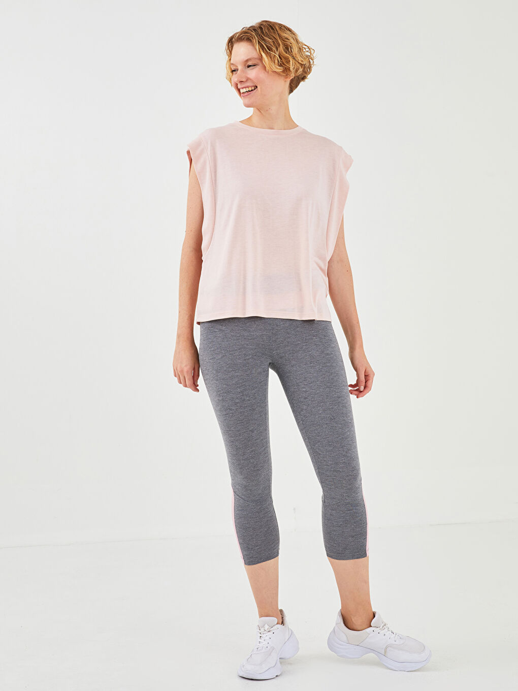 تیشێرتی وەرزشی بێ قۆڵ سادە یه‌خه‌ خڕ بۆ ژنان-4