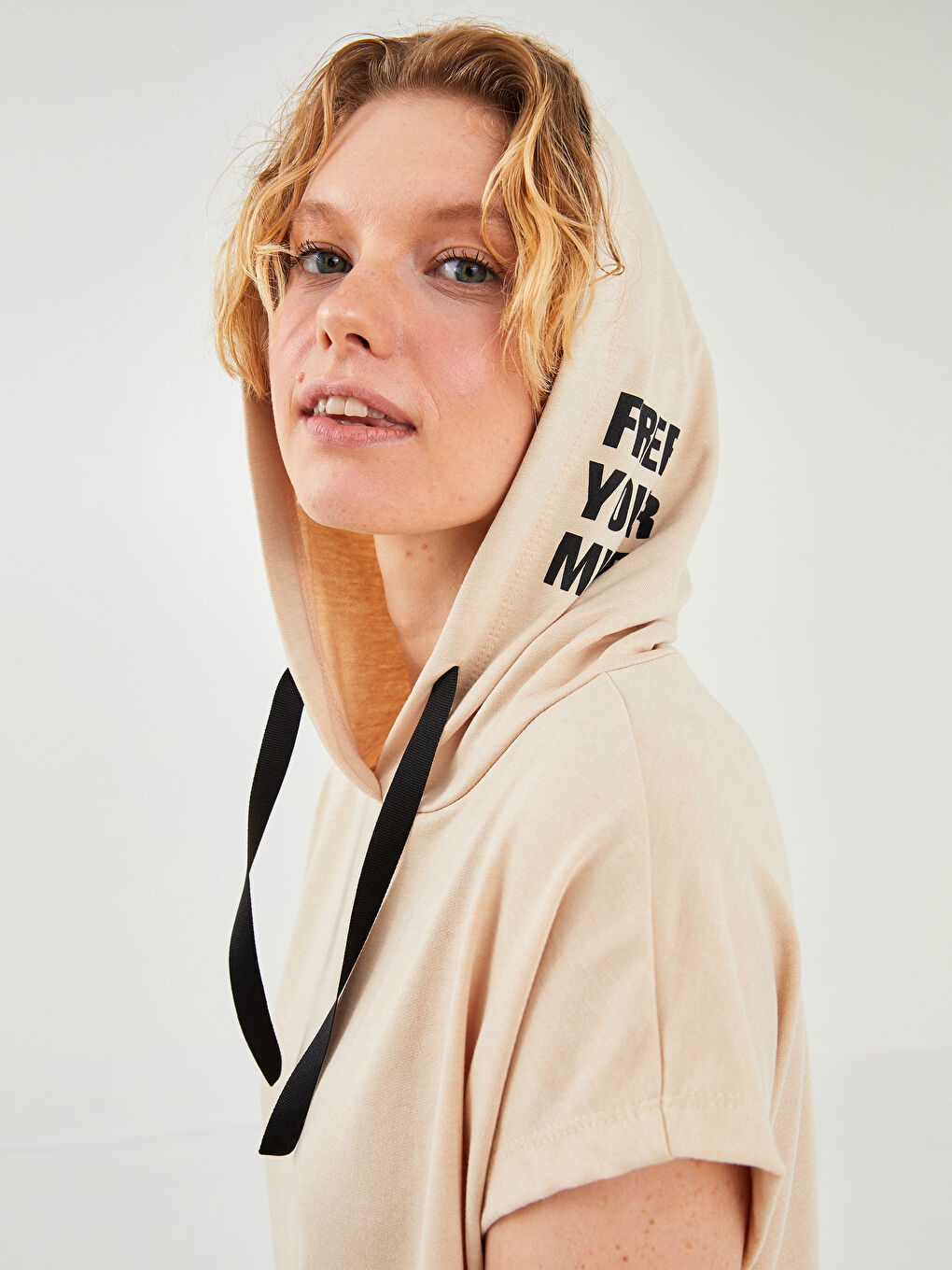 نساء تي شيرت رياضي بدون كم مطبوع بقبّ-2