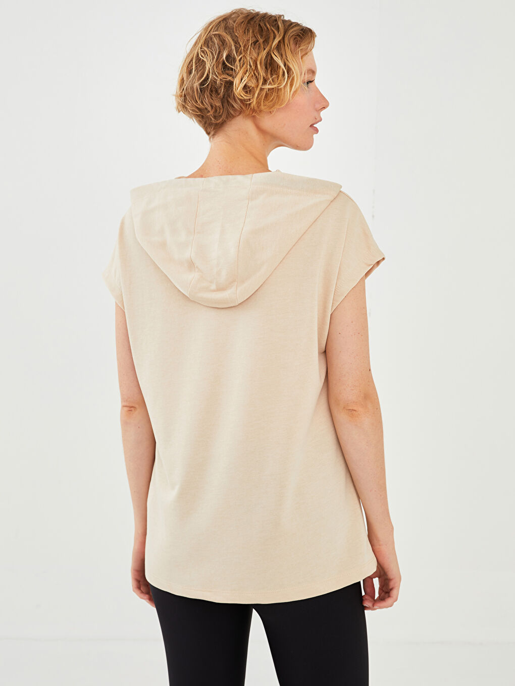 نساء تي شيرت رياضي بدون كم مطبوع بقبّ-4