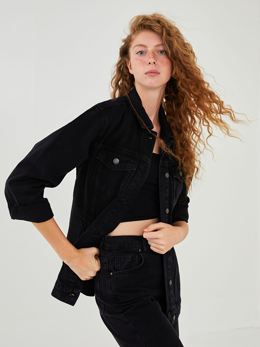 Siyah Gömlek Yaka Düz Cep Detaylı Uzun Kollu Kadın Jean Ceket-5