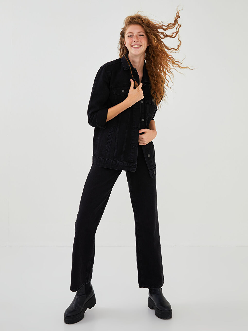 Siyah Gömlek Yaka Düz Cep Detaylı Uzun Kollu Kadın Jean Ceket-6