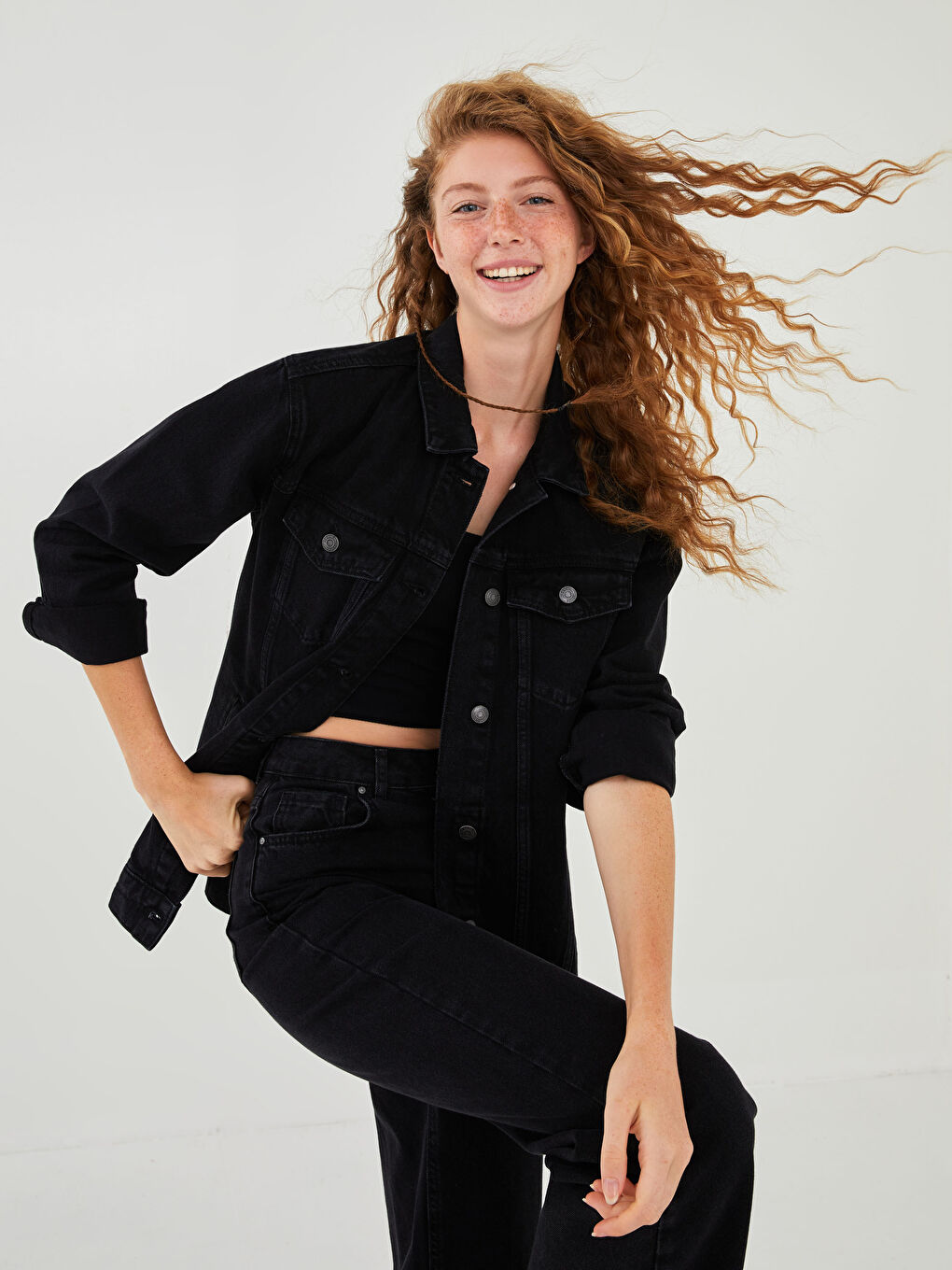 Siyah Gömlek Yaka Düz Cep Detaylı Uzun Kollu Kadın Jean Ceket-3