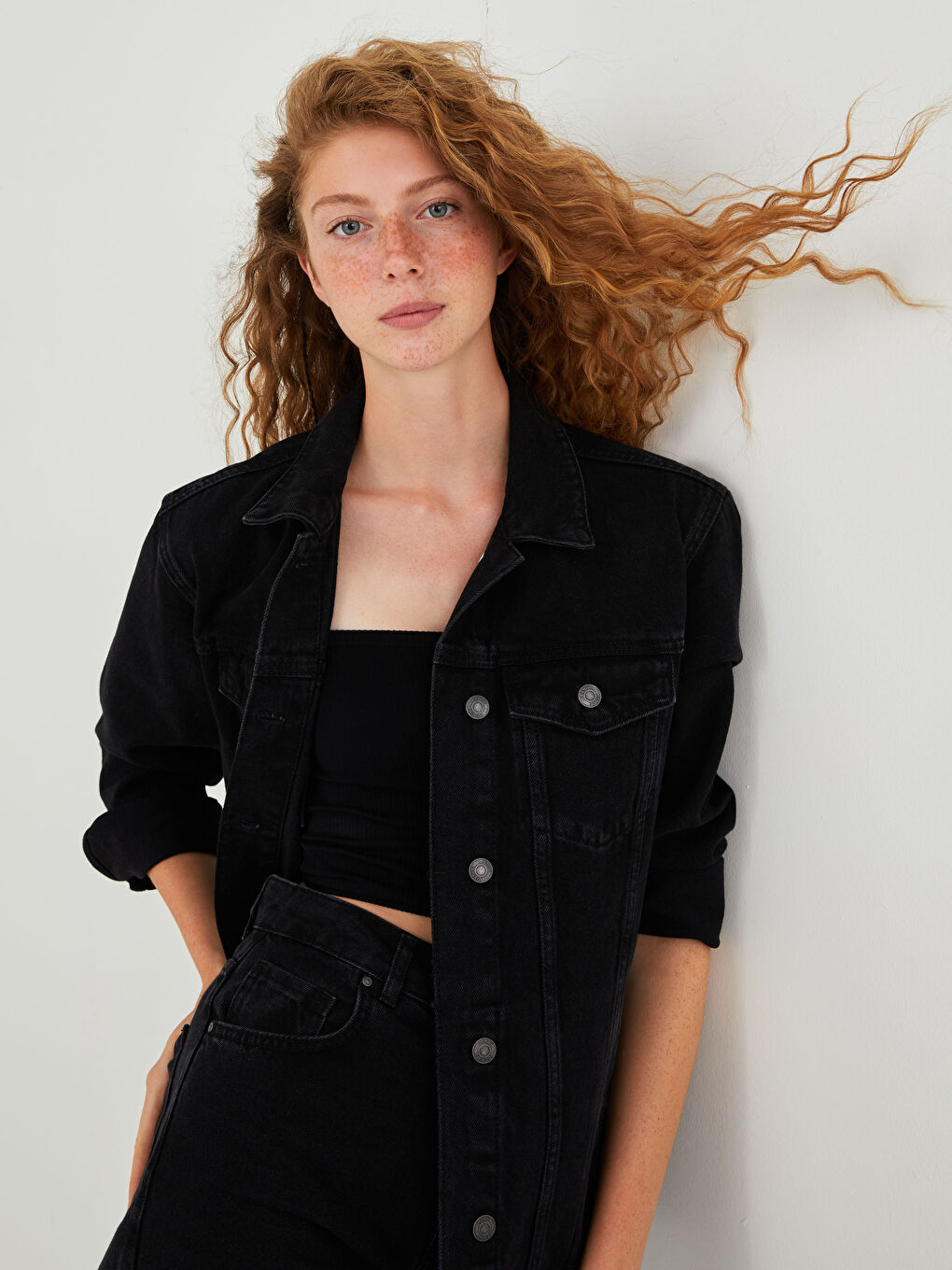 Siyah Gömlek Yaka Düz Cep Detaylı Uzun Kollu Kadın Jean Ceket-4