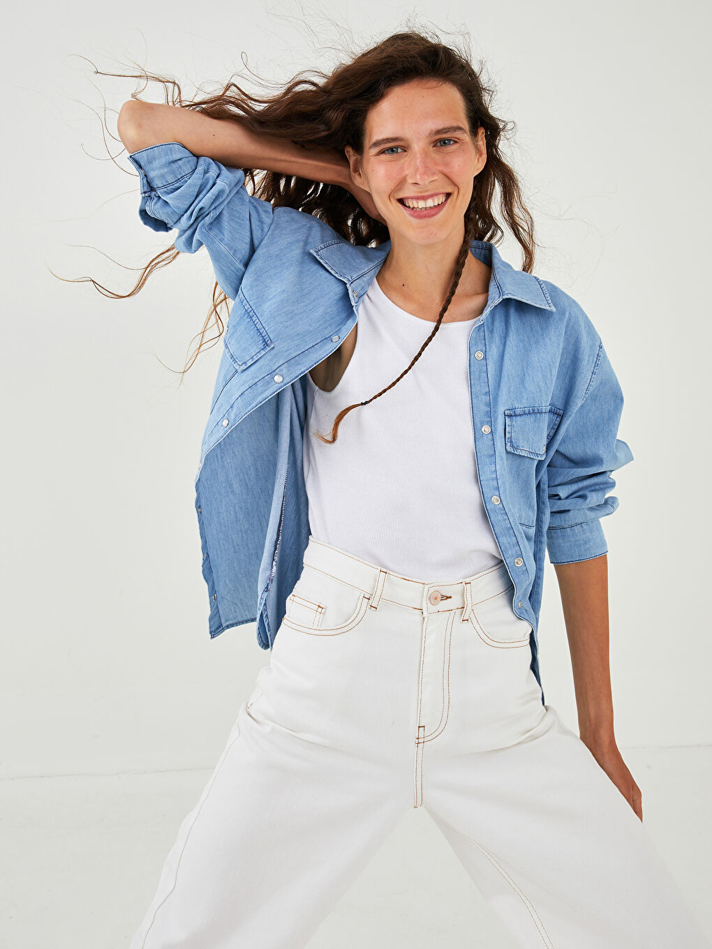 İndigo Önden Çıtçıt Kapamalı Uzun Kollu Cep Detaylı Kadın Jean Gömlek