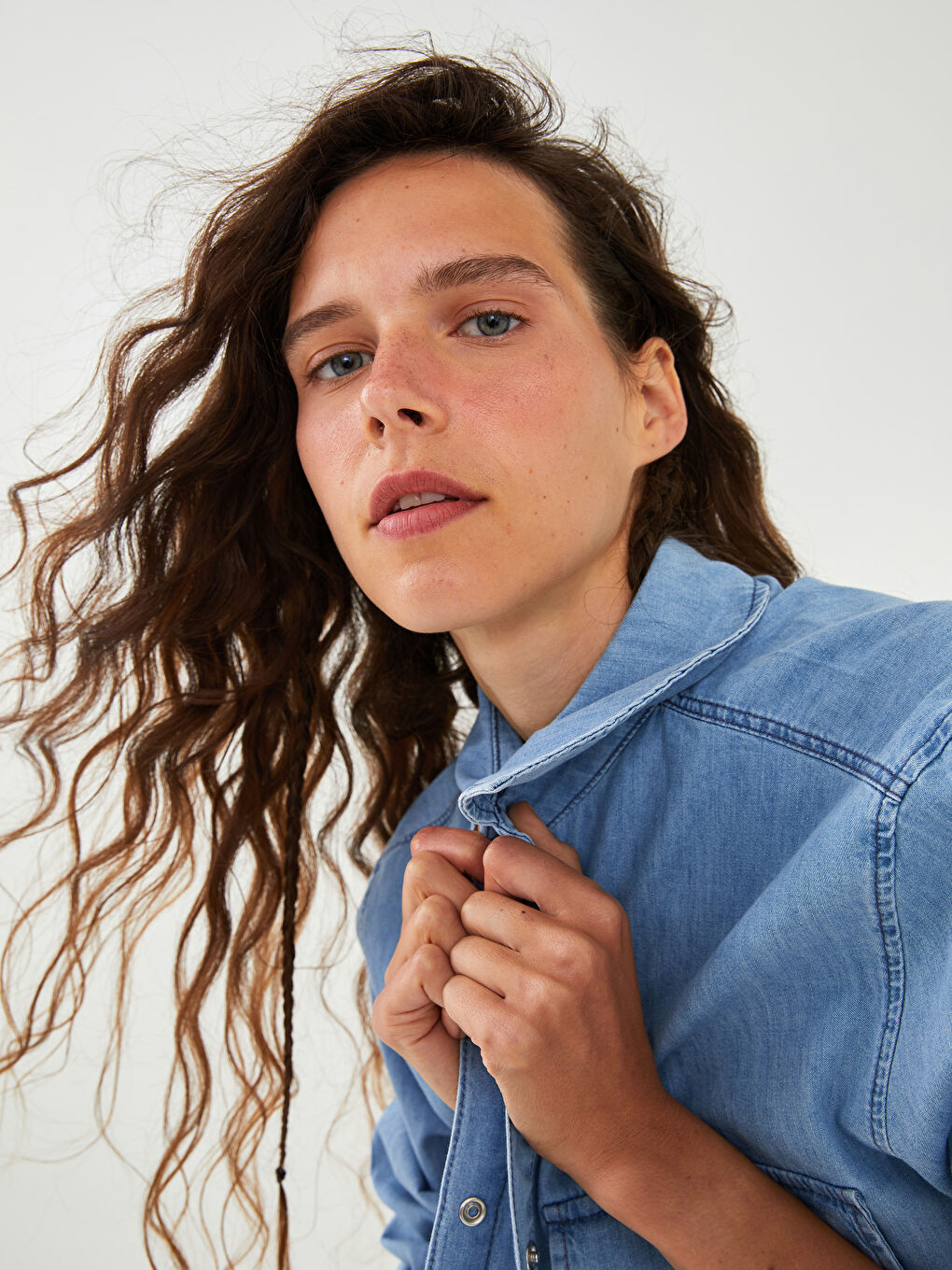 İndigo Önden Çıtçıt Kapamalı Uzun Kollu Cep Detaylı Kadın Jean Gömlek-2