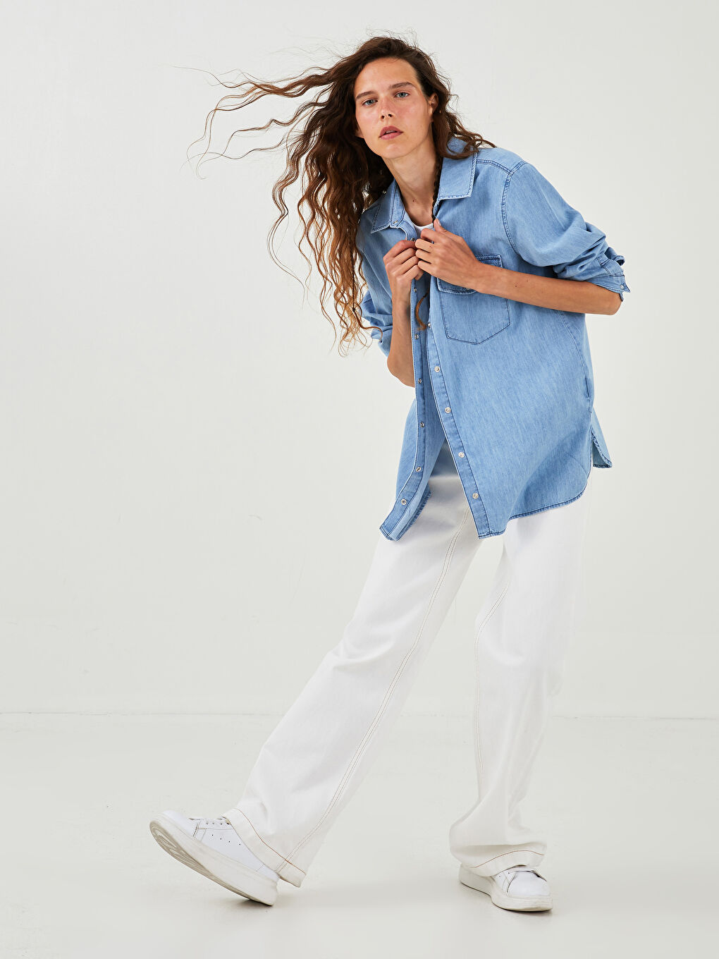 İndigo Önden Çıtçıt Kapamalı Uzun Kollu Cep Detaylı Kadın Jean Gömlek-3