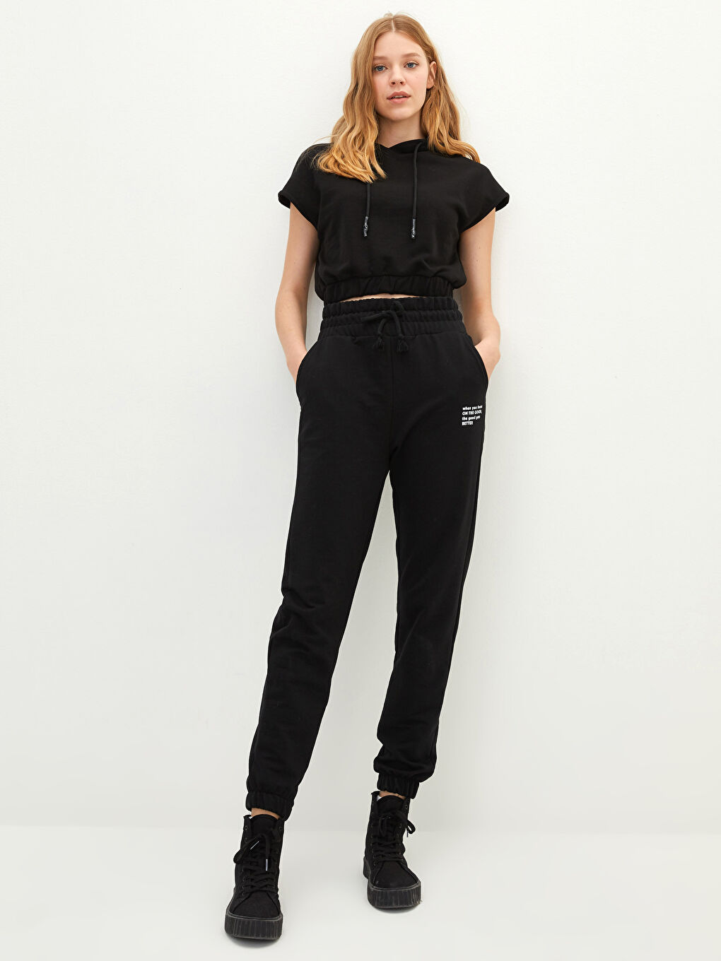 بنطلون رياضي بخصر مطاطي بتفاصيل جيب مطبوع للسيدات