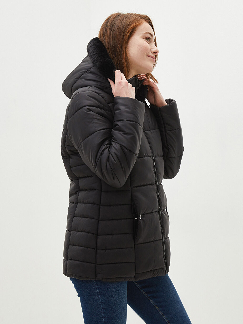 Siyah Kapüşonlu Düz Cep Detaylı Uzun Kollu Kadın Şişme Mont-2