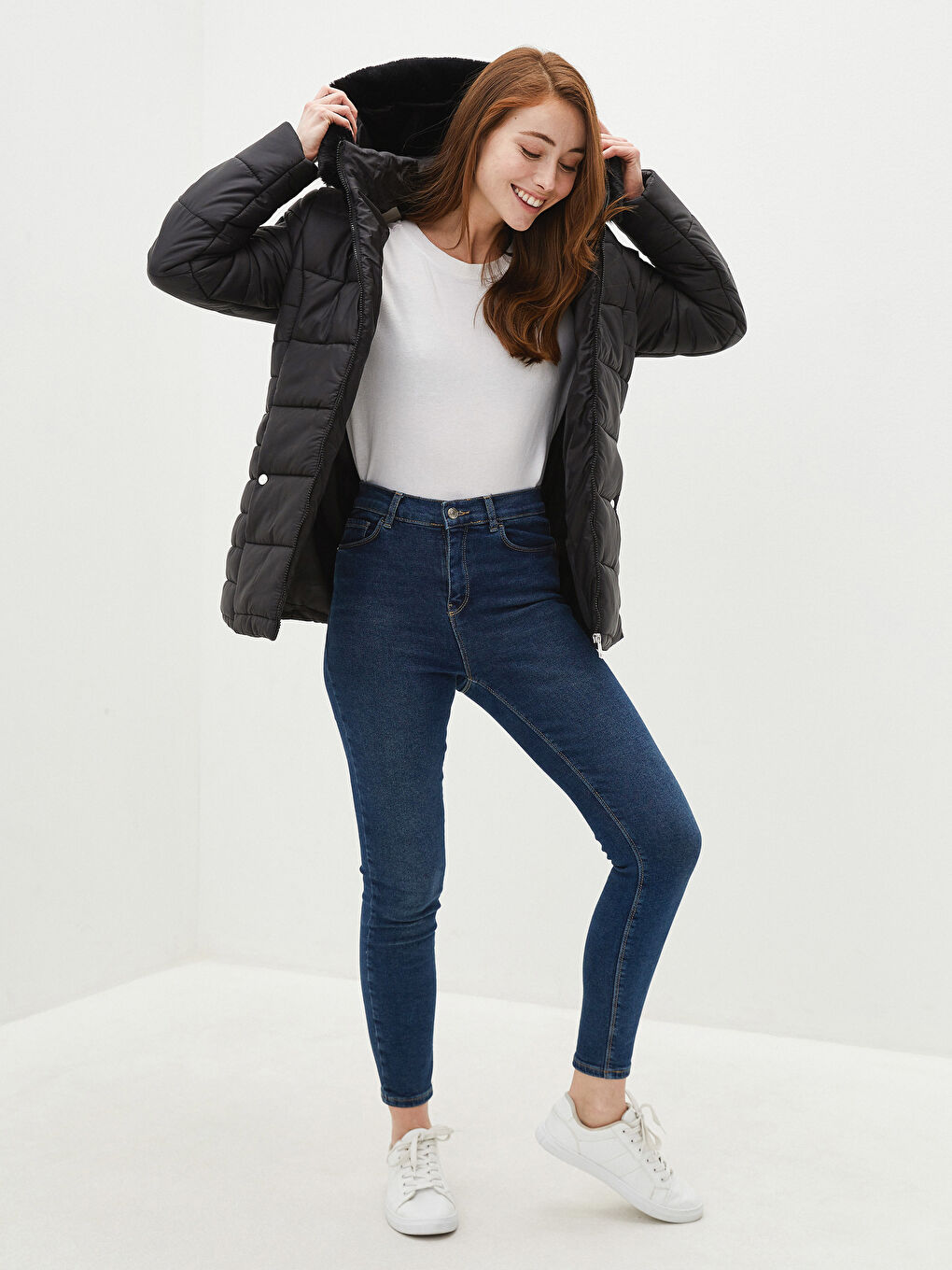 Siyah Kapüşonlu Düz Cep Detaylı Uzun Kollu Kadın Şişme Mont-4