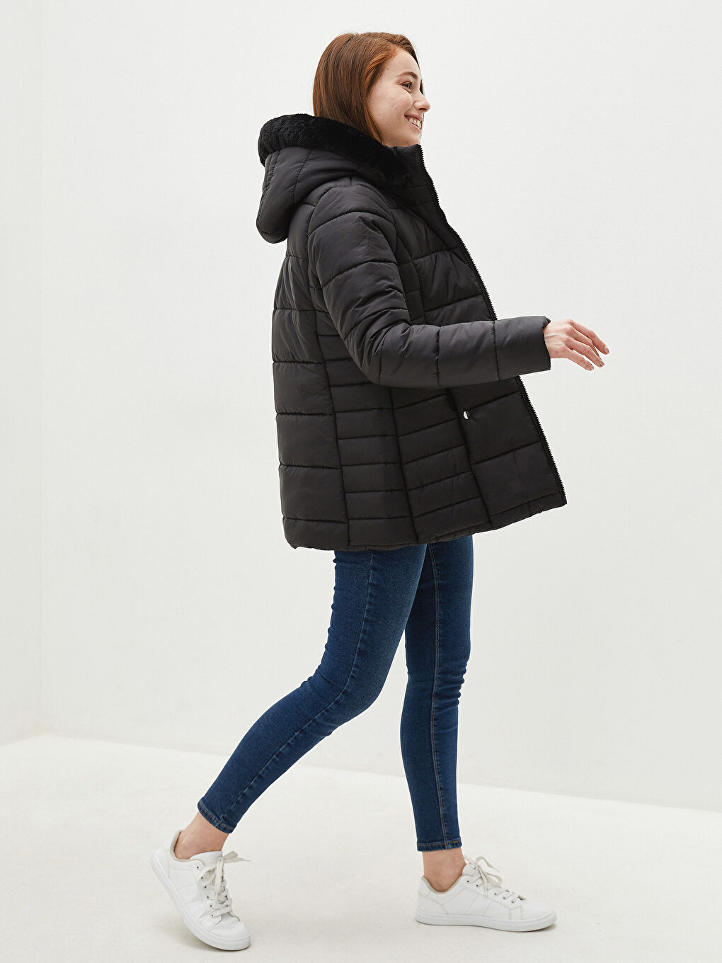 Siyah Kapüşonlu Düz Cep Detaylı Uzun Kollu Kadın Şişme Mont-5