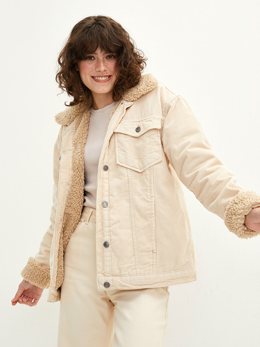 Ekru Gömlek Yaka Düz Uzun Kollu Kadife Kadın Mont