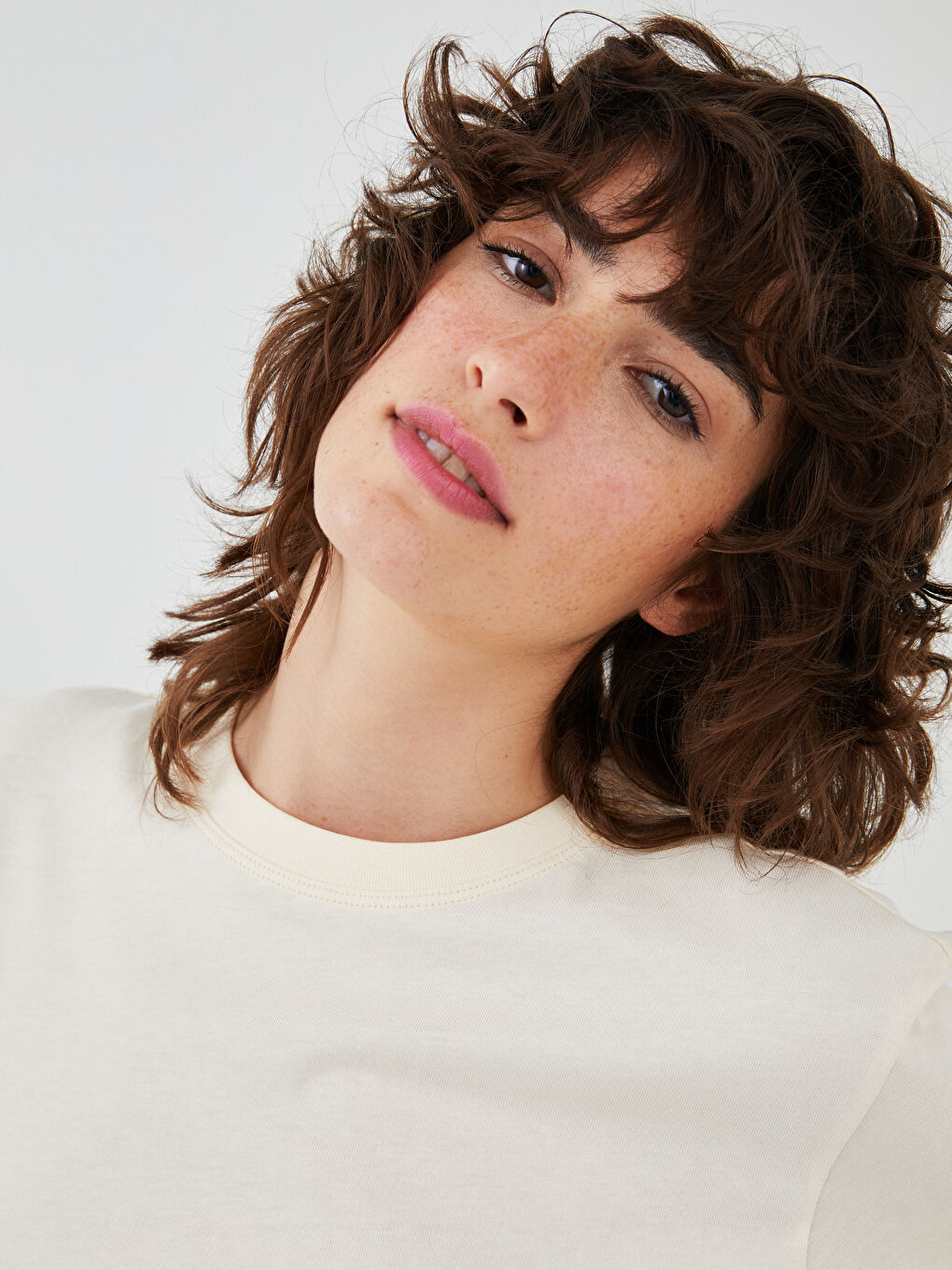 Bej Bisiklet Yaka Kısa Kollu Sırt Detaylı Pamuklu Kadın Tişört-4