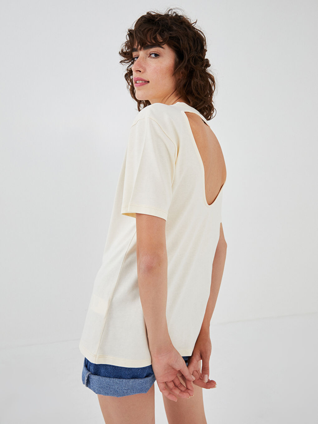 Bej Bisiklet Yaka Kısa Kollu Sırt Detaylı Pamuklu Kadın Tişört-5