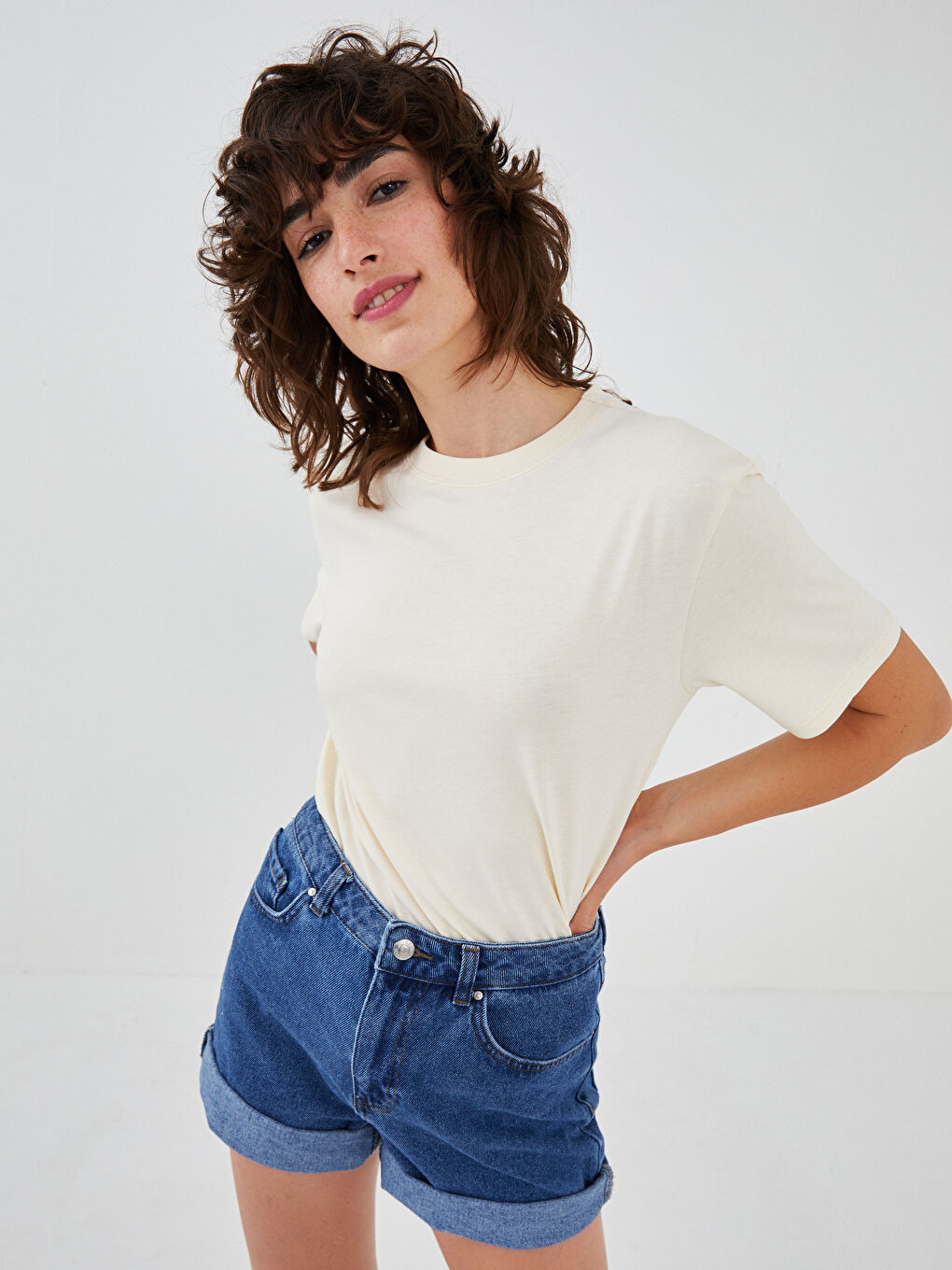 Bej Bisiklet Yaka Kısa Kollu Sırt Detaylı Pamuklu Kadın Tişört-1