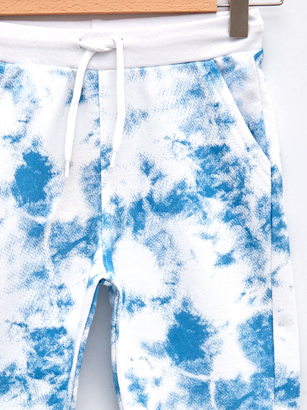 LCW Kids Jogginghose für Jungen mit Batikmuster und elastischem Bund -W1CO33Z4-LQQ
