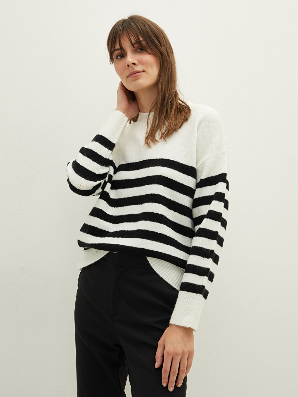 Женский трикотажный свитер в полоску с круглым вырезом и длинными рукавами-1