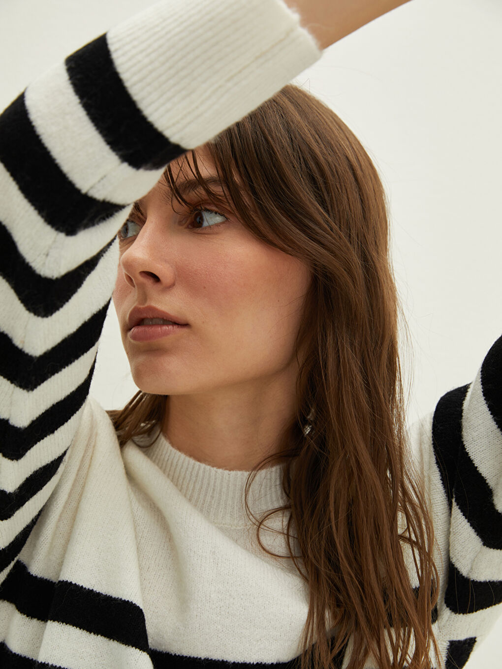 Женский трикотажный свитер в полоску с круглым вырезом и длинными рукавами-3