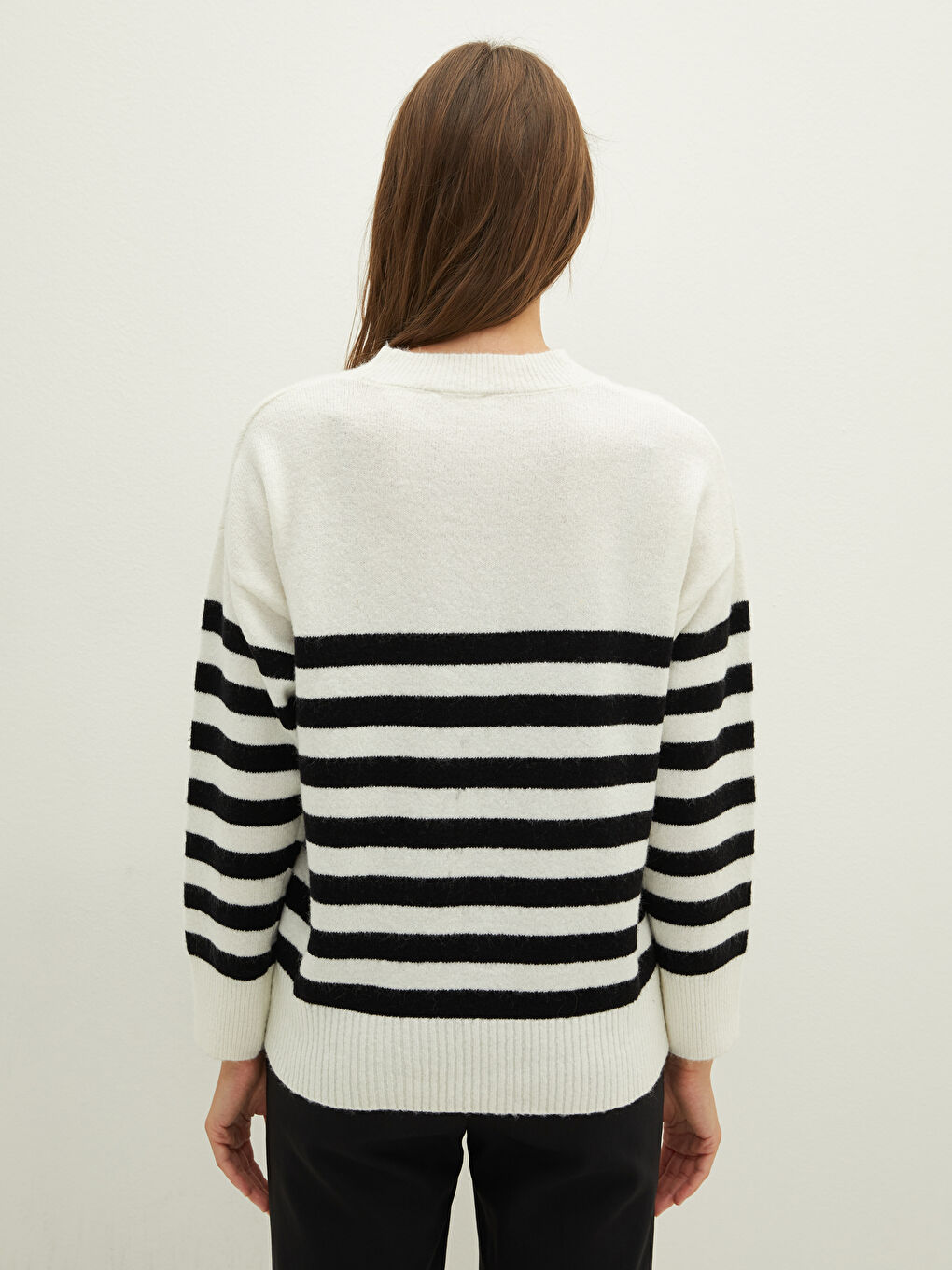 Женский трикотажный свитер в полоску с круглым вырезом и длинными рукавами-4