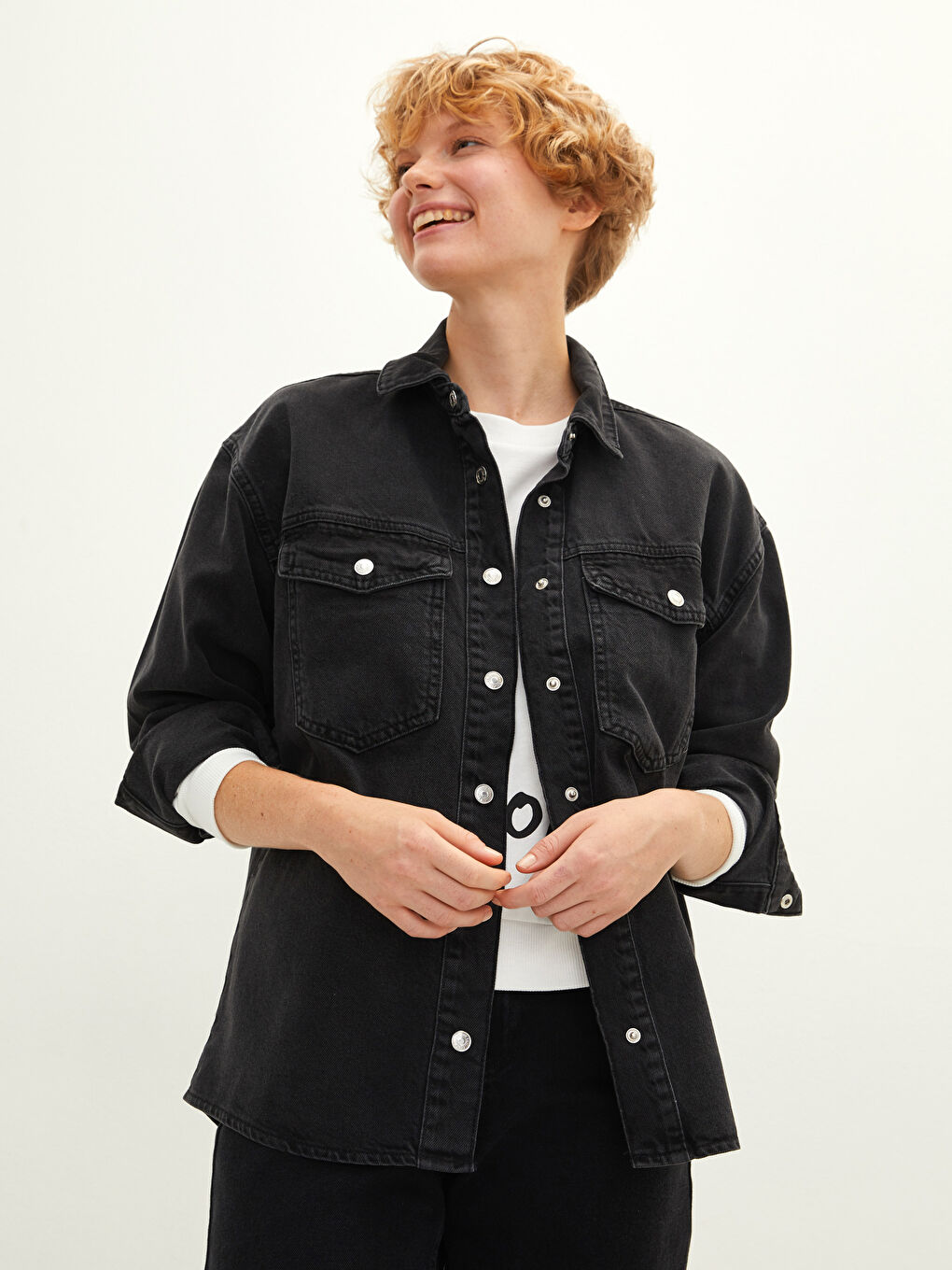 Siyah Gömlek Yaka Düz Uzun Kollu Cep Detaylı Kadın Rodeo Jean Ceket-1