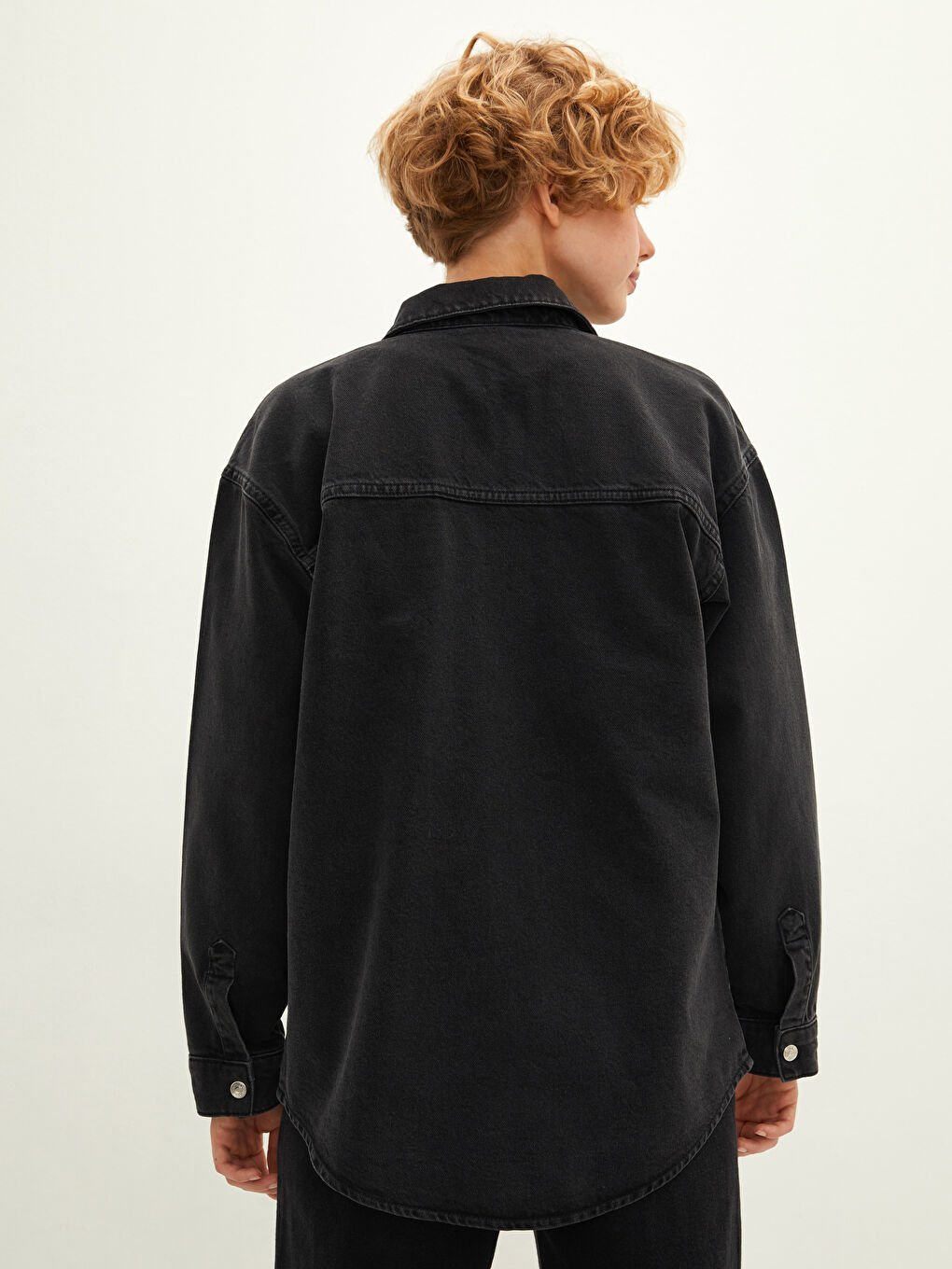 Siyah Gömlek Yaka Düz Uzun Kollu Cep Detaylı Kadın Rodeo Jean Ceket-4