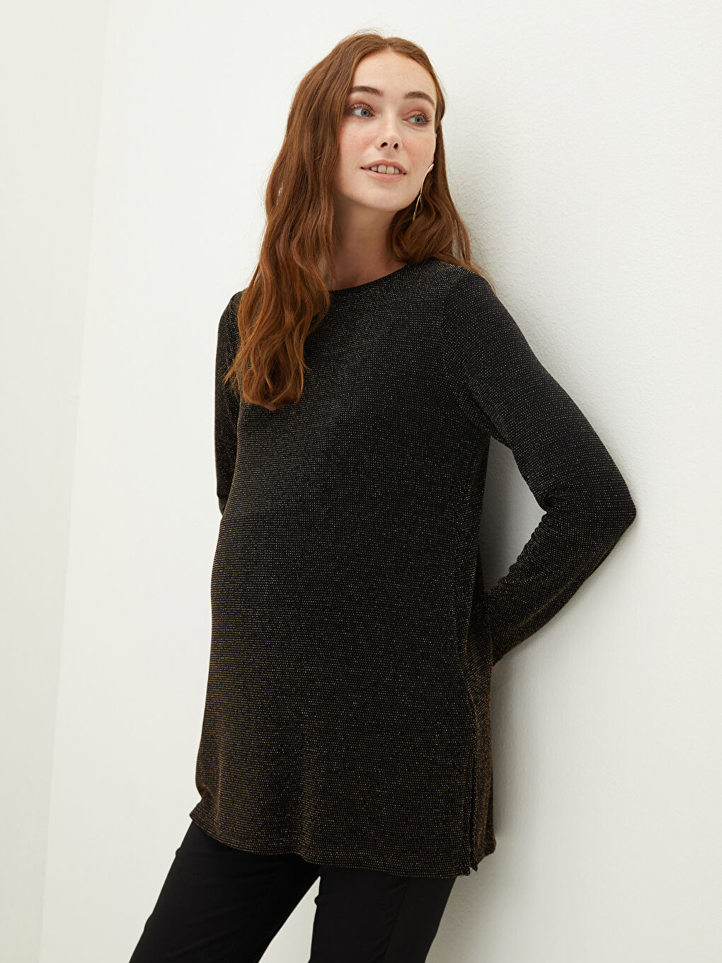 بلوزة حوامل باكمام طويلة واسعة بياقة دائرية بتفاصيل لامعة