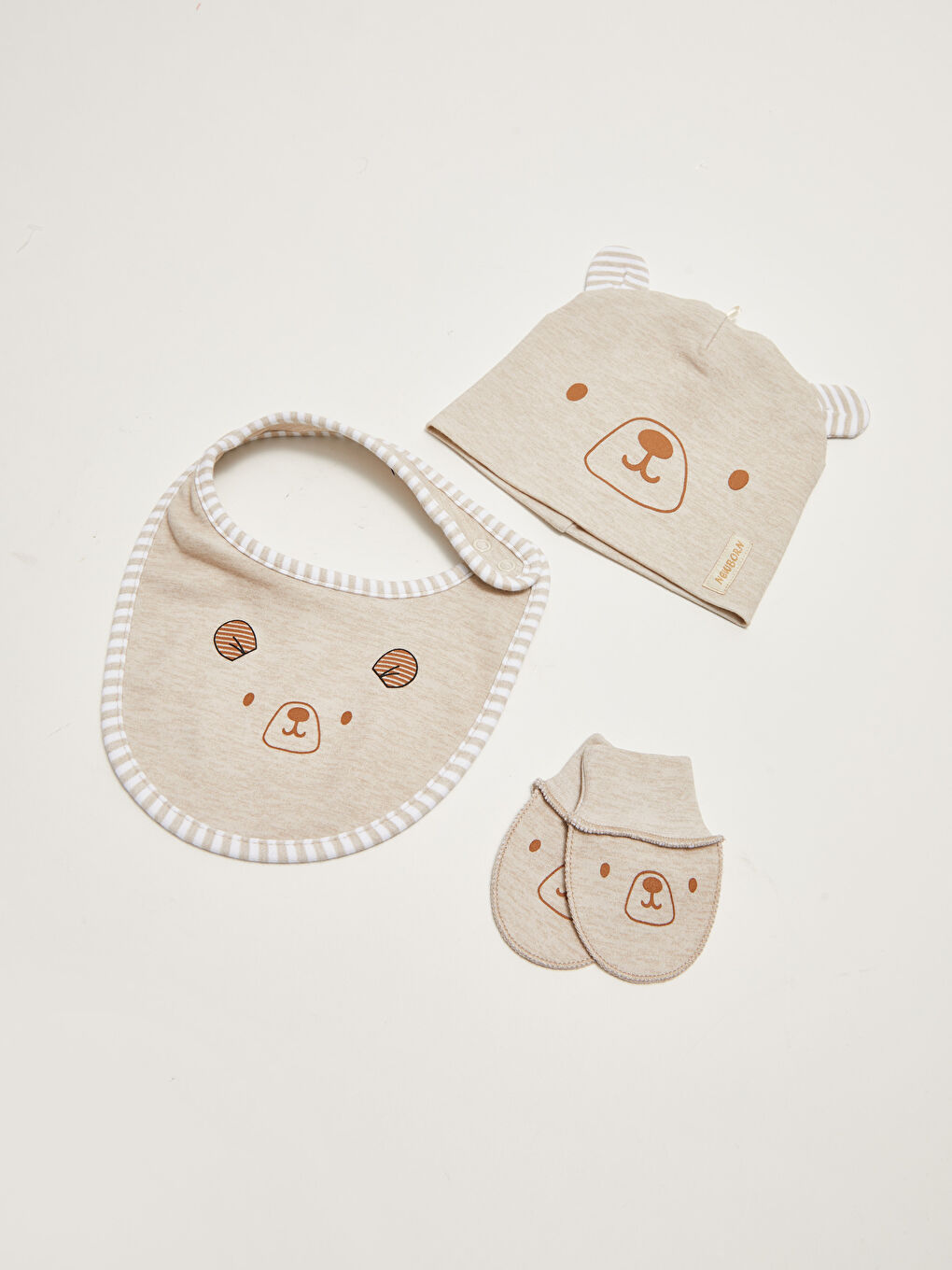 Baskılı Erkek Bebek Bere Mama Önlüğü ve Eldiven 3'lü Takım