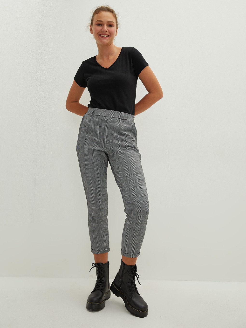 Elastic Waist Wide Fit Plaid Ankle Length Women's Trousers-3