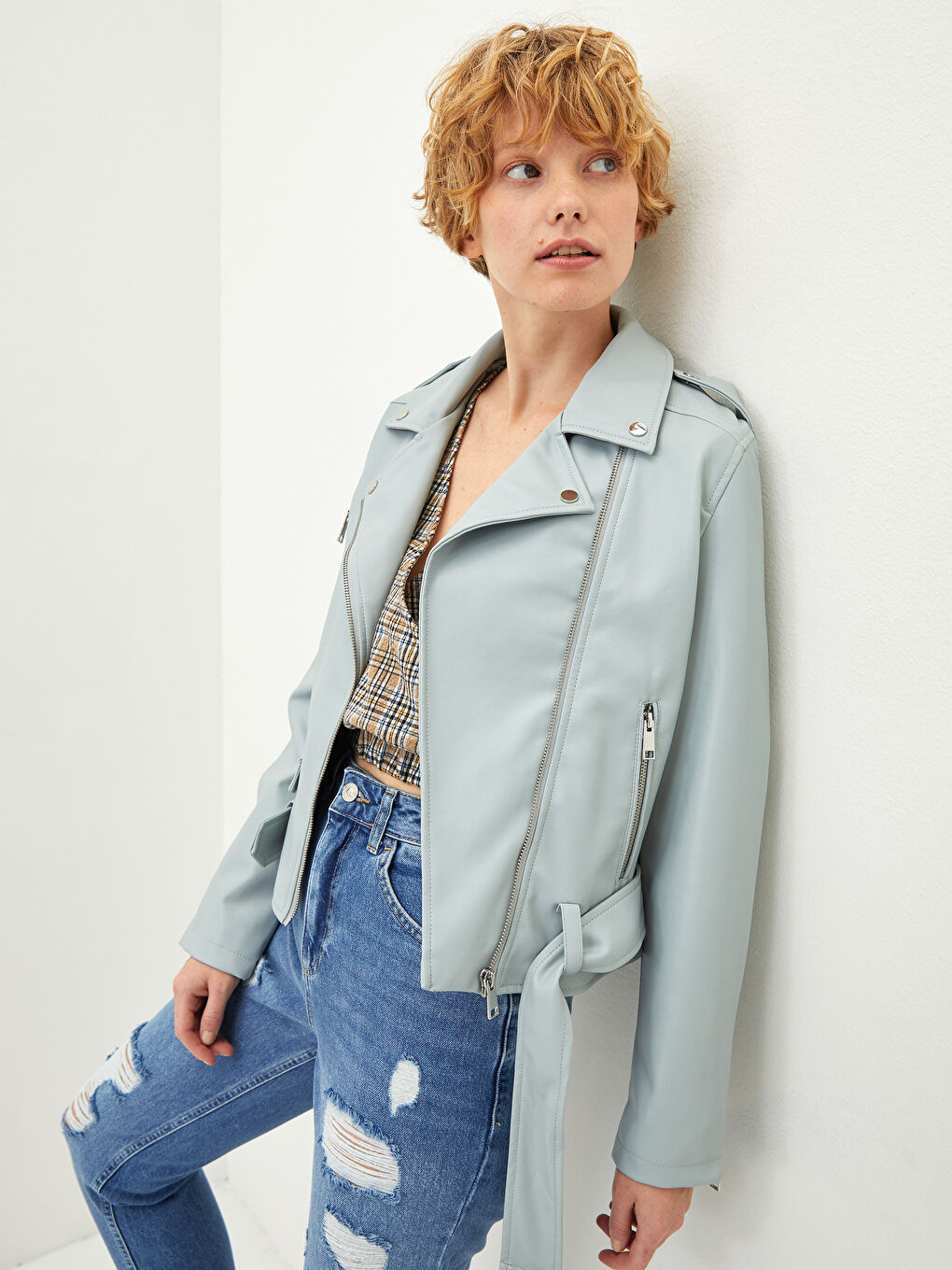 Mavi Biker Yaka Düz Fermuar Kapamalı Cep Detaylı Kadın Deri Görünümlü Mont