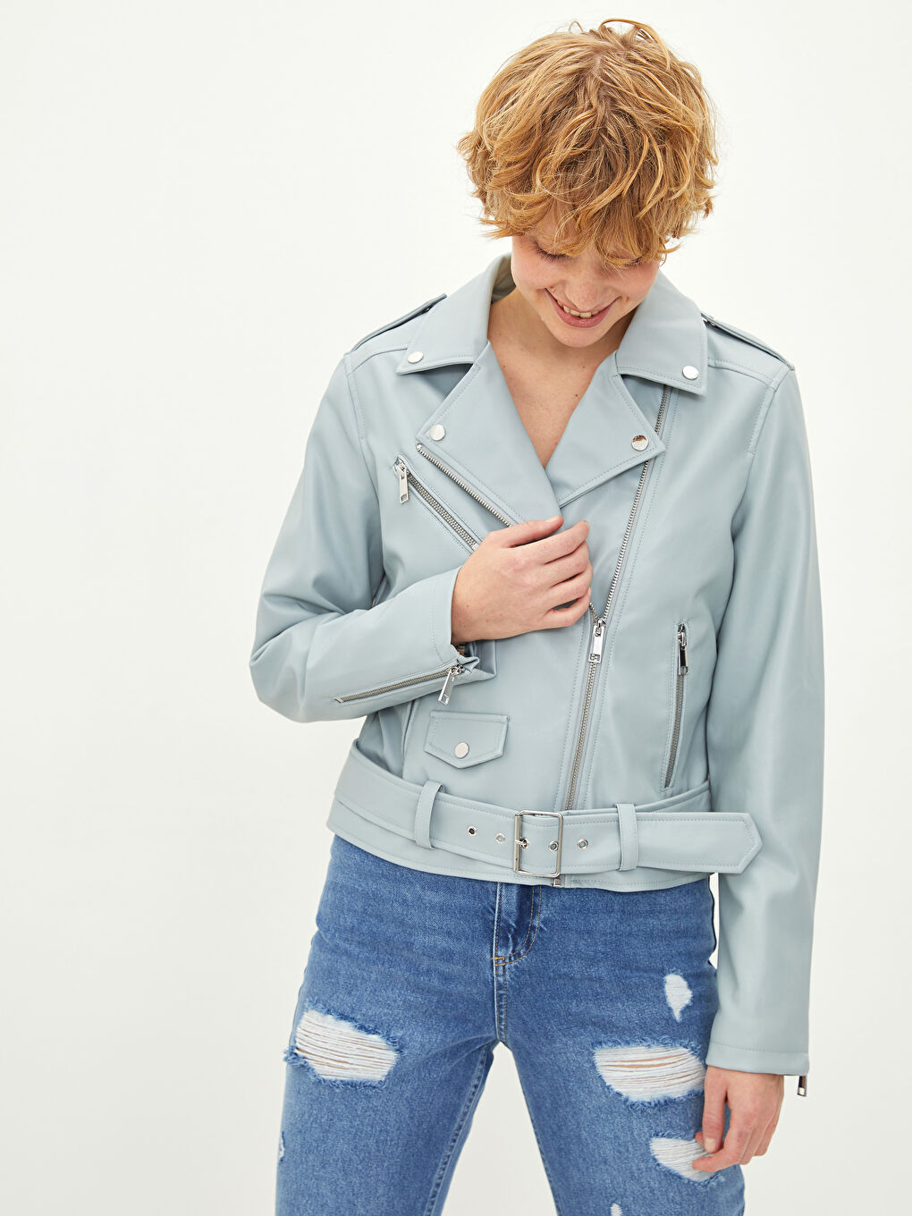 Mavi Biker Yaka Düz Fermuar Kapamalı Cep Detaylı Kadın Deri Görünümlü Mont-1