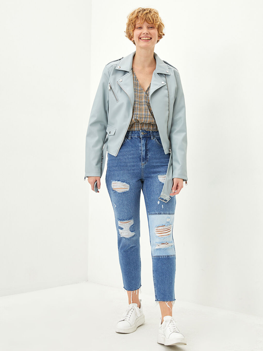 Mavi Biker Yaka Düz Fermuar Kapamalı Cep Detaylı Kadın Deri Görünümlü Mont-3