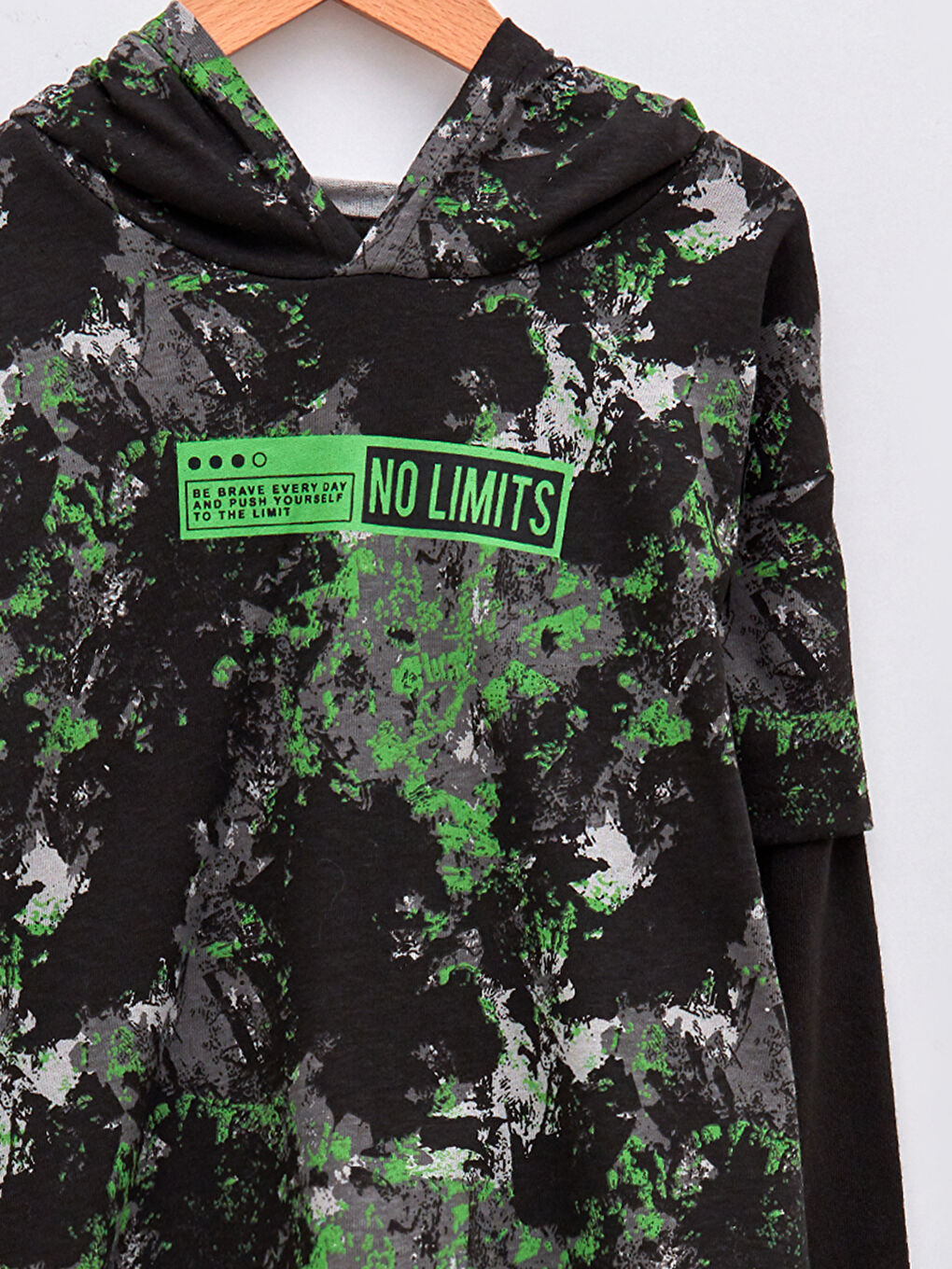 LCW Kids Bedrucktes Langarm-T-Shirt mit Kapuze für Jungen -W1CR74Z4-LRR