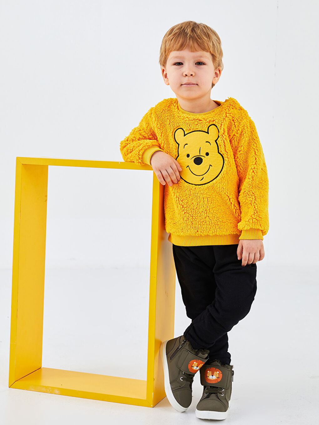 LCW baby Sarı Bisiklet Yaka Uzun Kollu Winnie the Pooh Nakışlı Erkek Bebek Sweatshirt ve Pantolon 2'li Takım