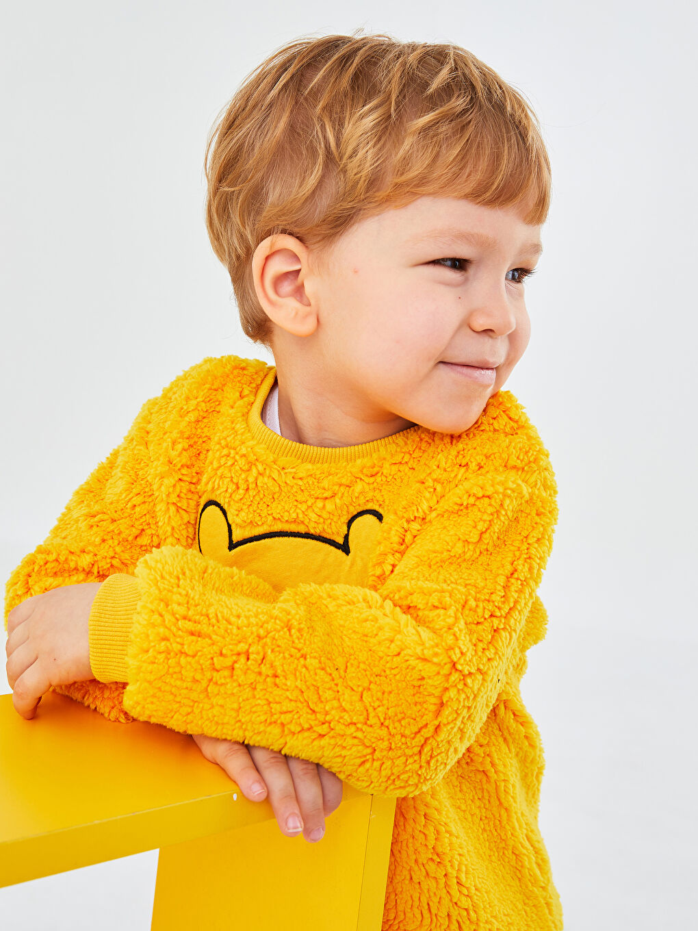 LCW baby Sarı Bisiklet Yaka Uzun Kollu Winnie the Pooh Nakışlı Erkek Bebek Sweatshirt ve Pantolon 2'li Takım - 1