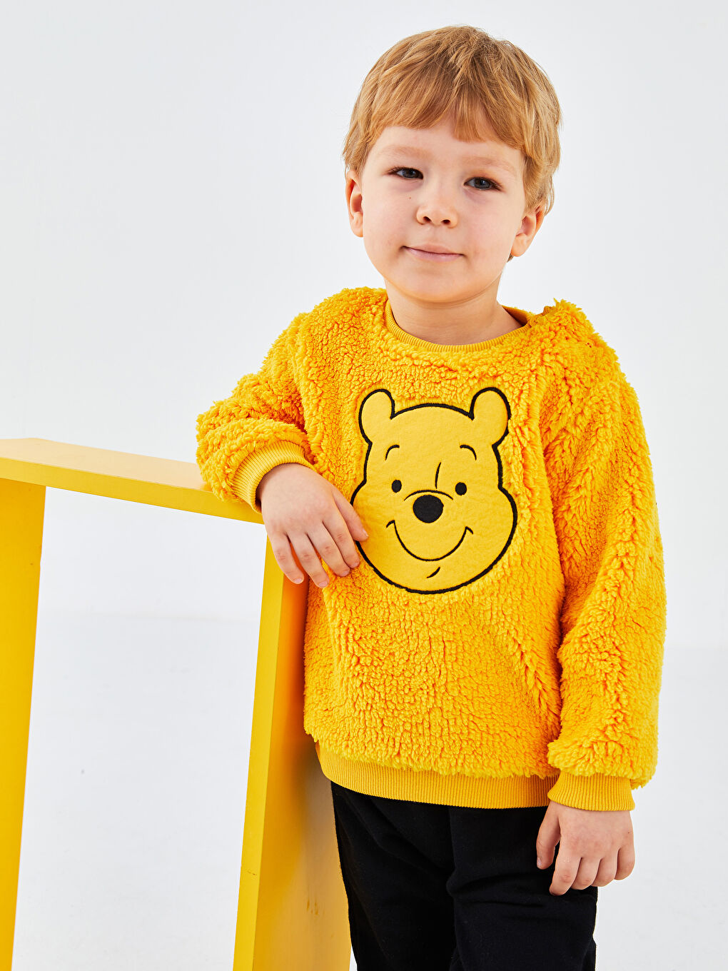 LCW baby Sarı Bisiklet Yaka Uzun Kollu Winnie the Pooh Nakışlı Erkek Bebek Sweatshirt ve Pantolon 2'li Takım - 3