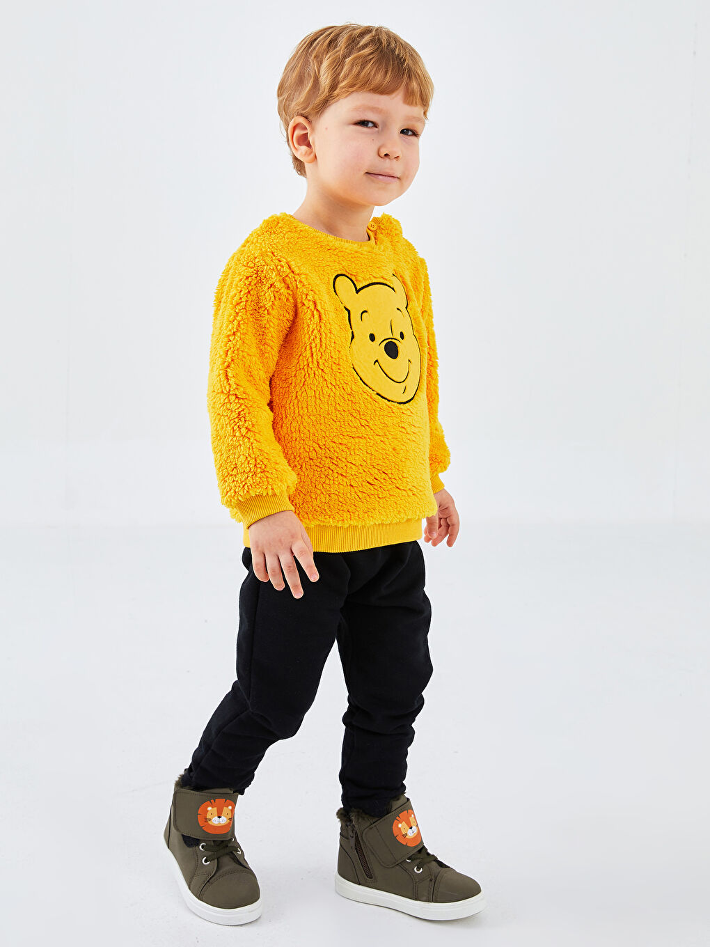 LCW baby Sarı Bisiklet Yaka Uzun Kollu Winnie the Pooh Nakışlı Erkek Bebek Sweatshirt ve Pantolon 2'li Takım - 4