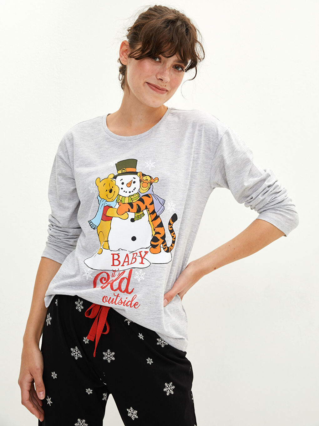 әйелдерге арналған ұзын жеңді дөңгелек жағалы винни пух принтті рождестволық тақырыптағы пижама жинағы