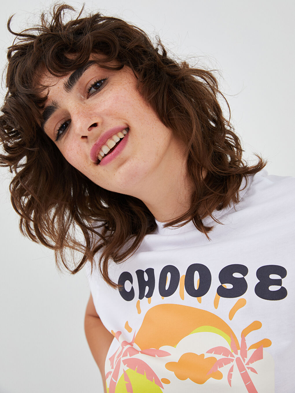 Beyaz Bisiklet Yaka Baskılı Kısa Kollu Kadın Crop-4