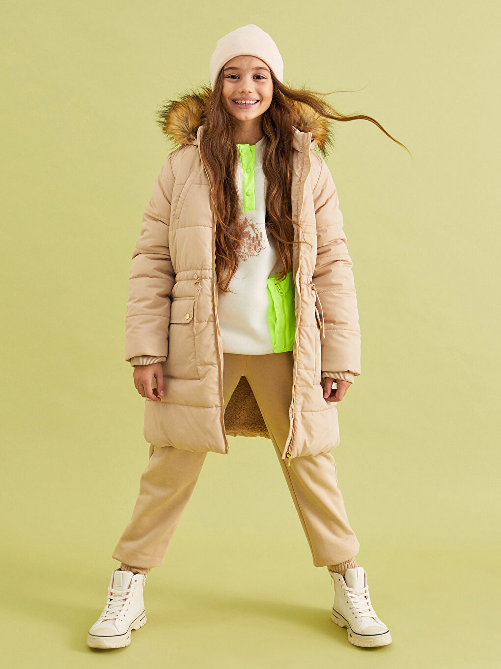 LCW Kids Kapüşonlu Baskılı Uzun Kollu Kız Çocuk Sweatshirt ve Eşofman Altı -W1DA09Z4-FDH