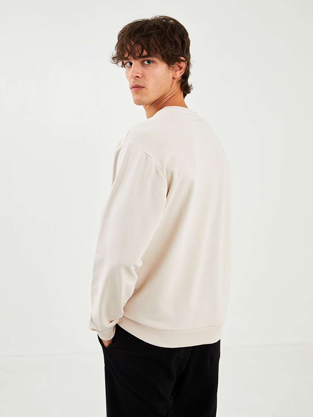 سويت شيرت كم طويل مطبوع بياقة دائرية للرجال-3