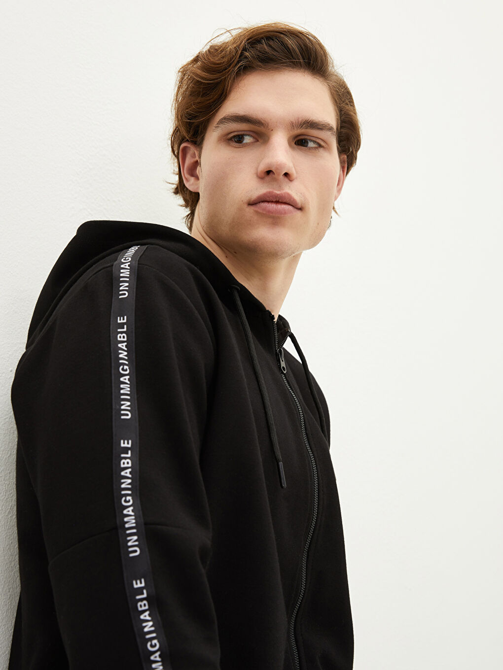 Siyah Kapüşonlu Uzun Kollu Fermuarlı Erkek Spor Hırka-1