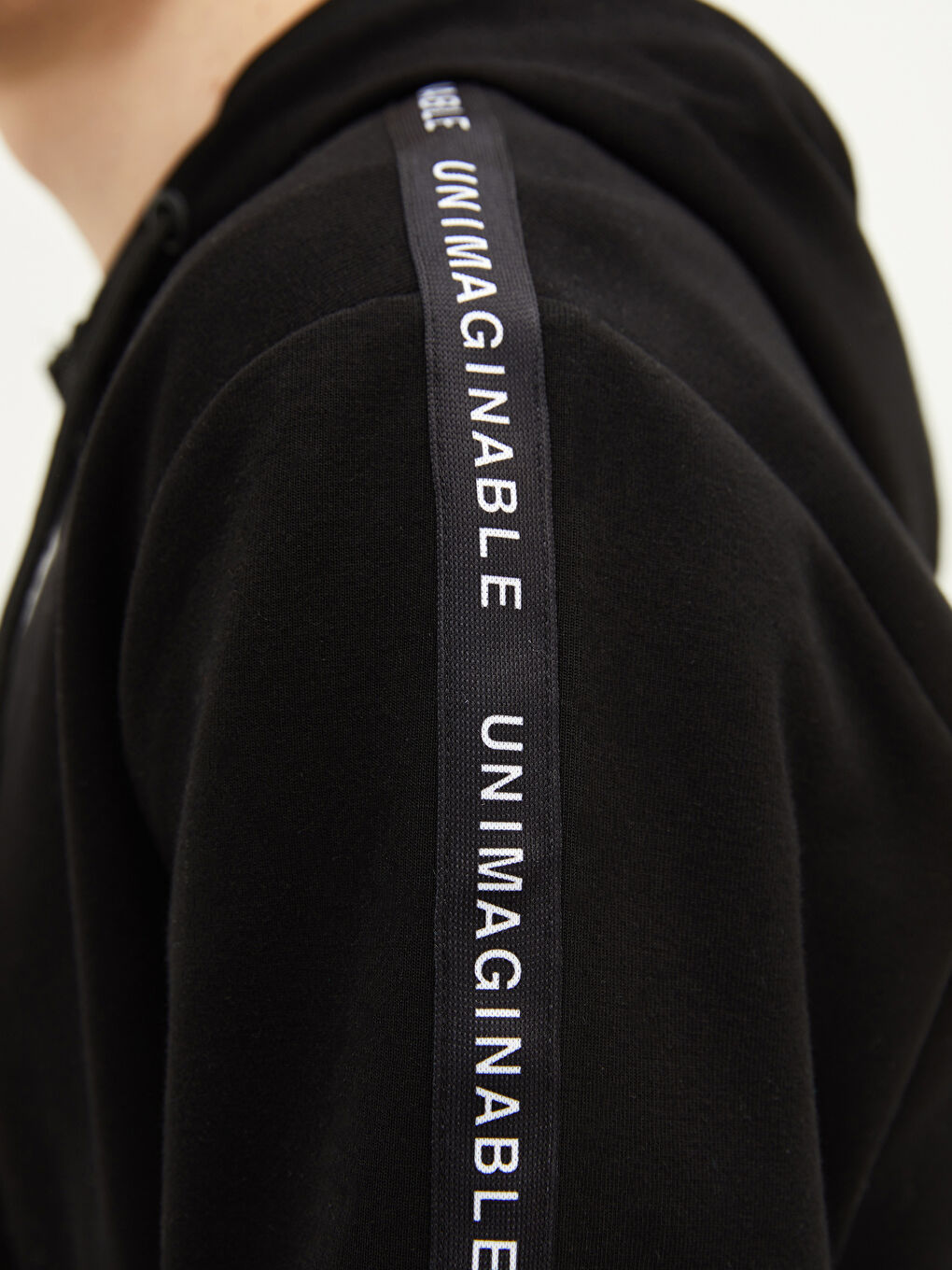 Siyah Kapüşonlu Uzun Kollu Fermuarlı Erkek Spor Hırka-3