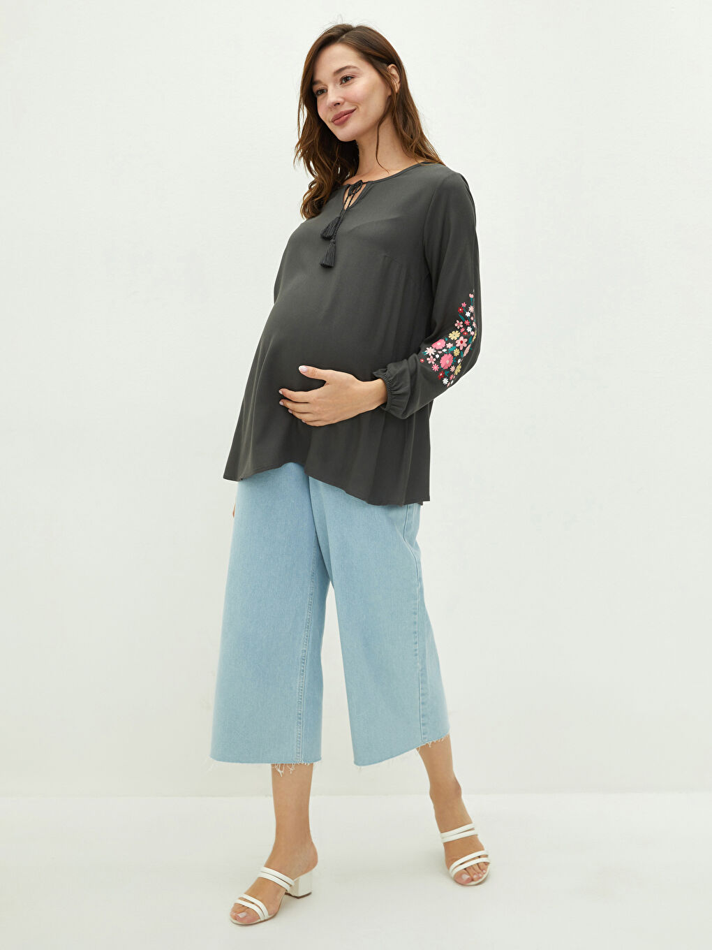 بلوزة حمل بكم طويل مطرزة برقبة مربوطة من الفسكوز-4